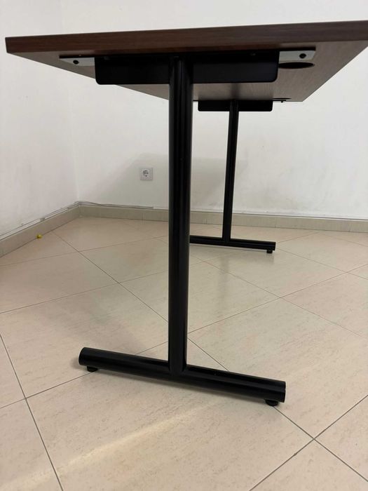 Secretária Moderna de Escritório – Madeira com Gestão de Cabos