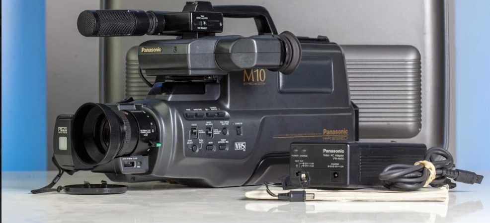 Профессиональная видеокамера Panasonic M10 для сьёмки ретро-видео в формате 1990х.