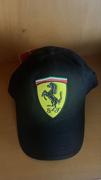 Boné Ferrari vermelho/preto (NOVO)
