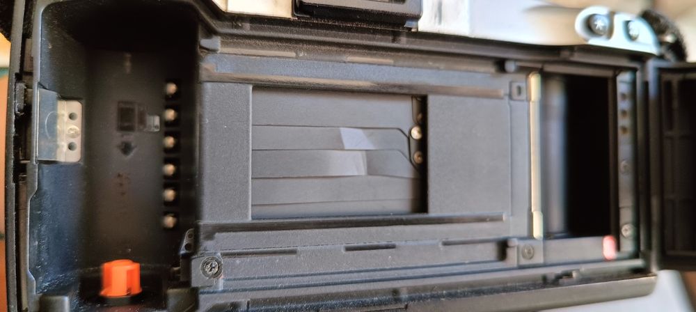 Canon EOS 300 z obiektywem i paskiem