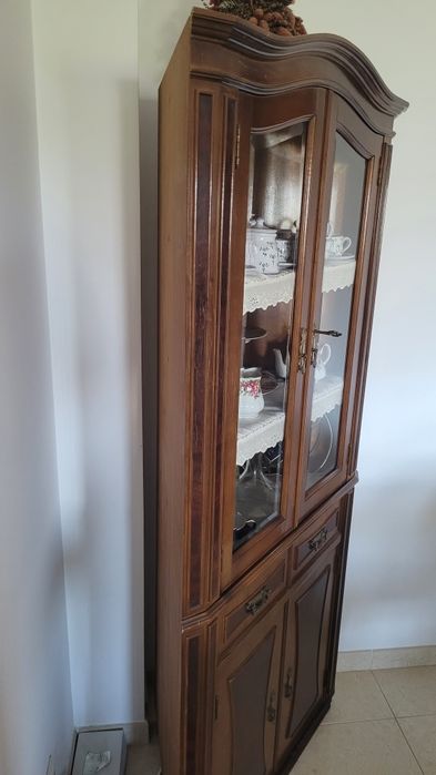 Cristaleira de canto em mogno