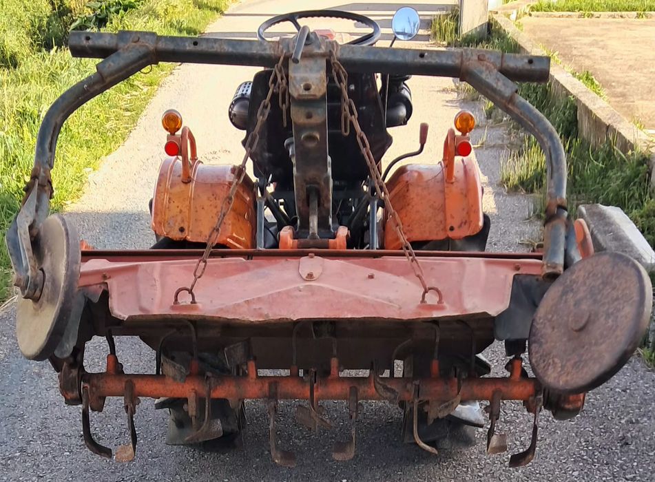 Trator usado kubota B 7001 com fresa