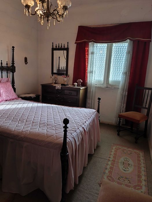 Moradia de 2 pisos com terreno e ótima localização