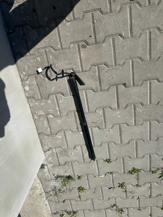 Амортизатор крышки багажника електро Nissan Rogue 2015год