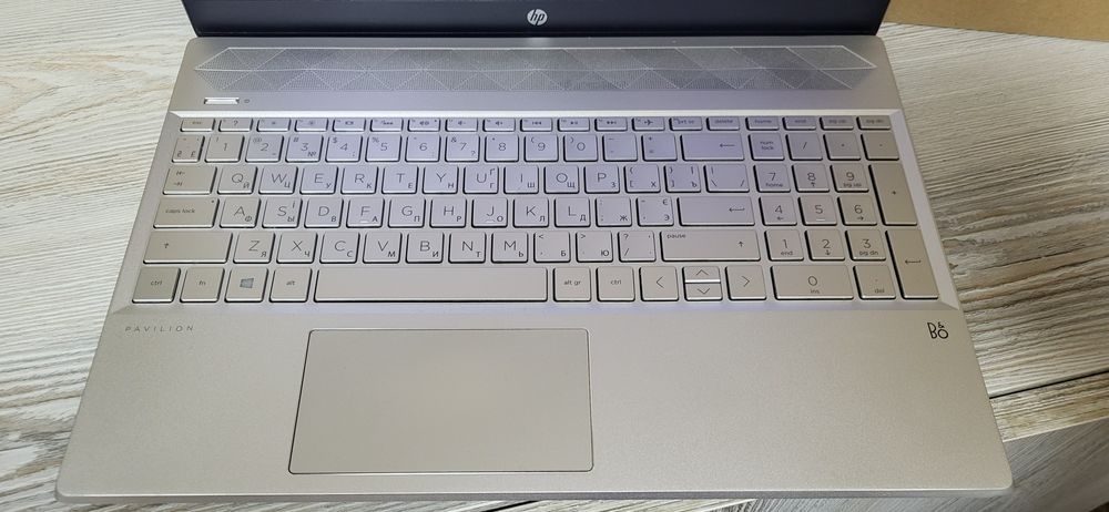 Hp pavilion 15 (ryzen 5. 8gb. ssd 256gb)