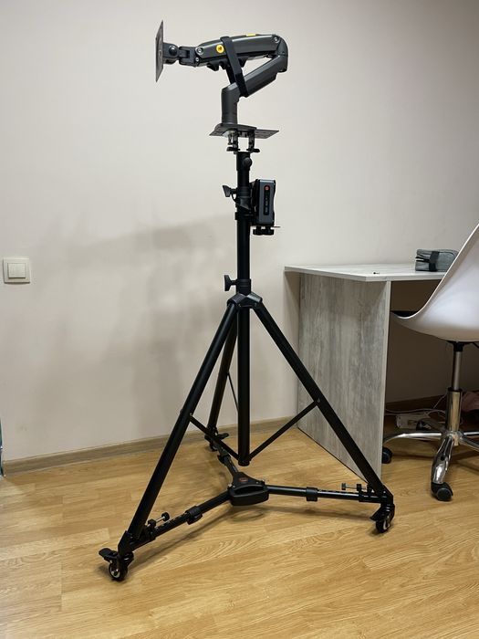 Кронштейн для монітора 32" з автономним міні пк на Intel Iris