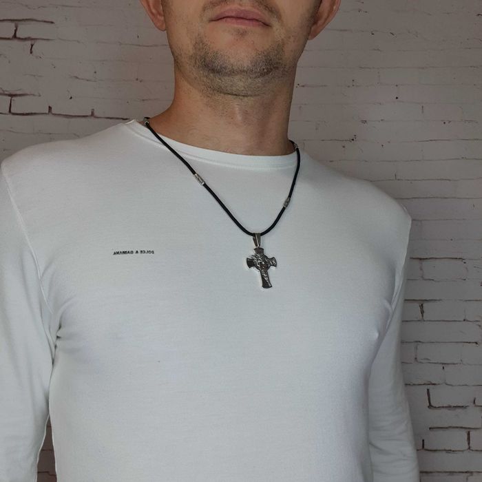 Чоловійчий срібний кулон хрест на шовкому шнурі з накладками