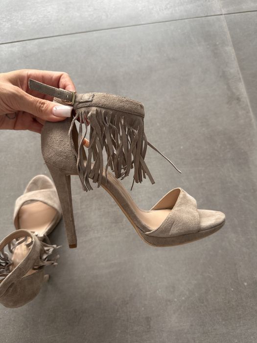 Beżowe sandałki rozniar 37