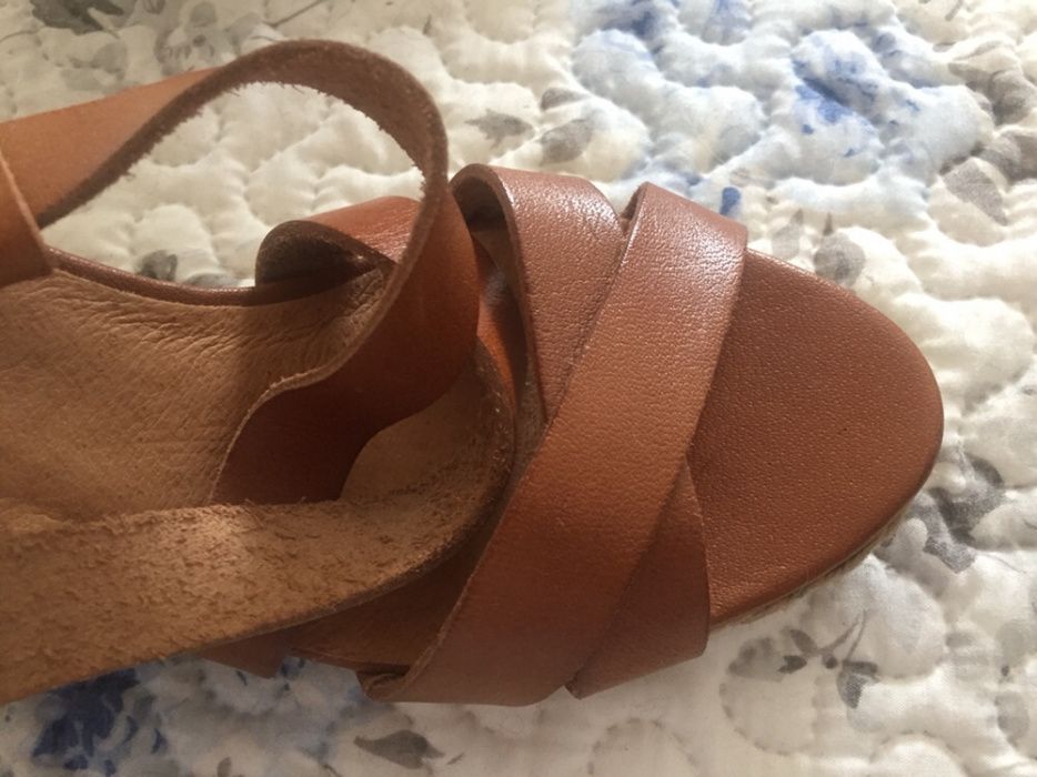 Sandálias de cunha em pele, tam. 37, novas