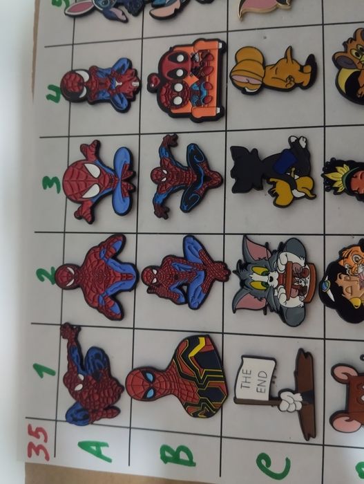 Pins de banda desenhada