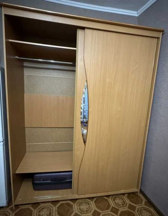 Продається двостулкова шафа з розсувними дверима