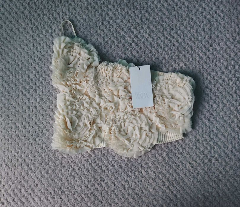 Zara top na jedno ramię z kwiatami 3d