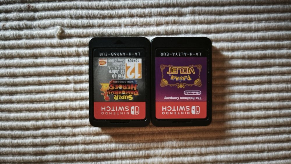 Pokémon Violet e Super Dragon Ball Heroes World Mission em bom estado.