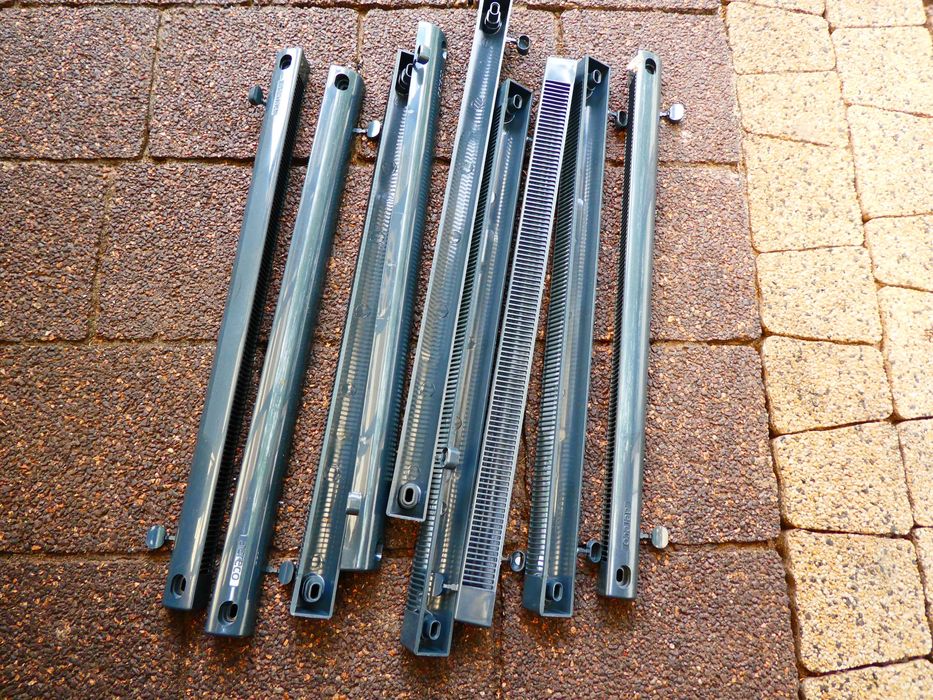 Nawiewnik higrosterowany EXR + podkładka montażowa + okap standardowy