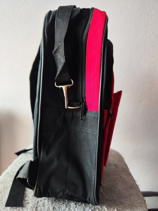 Mochila Escolar/ Infantário, preta e vermelha  com muitos bolsos exteriores e emblema USA