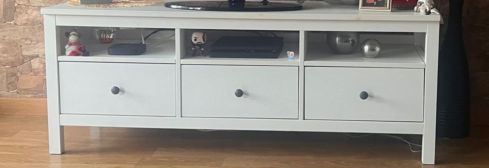 Móvel de sala 130€ e mesa com cadeiras preço 160€móvel  preço 140 .