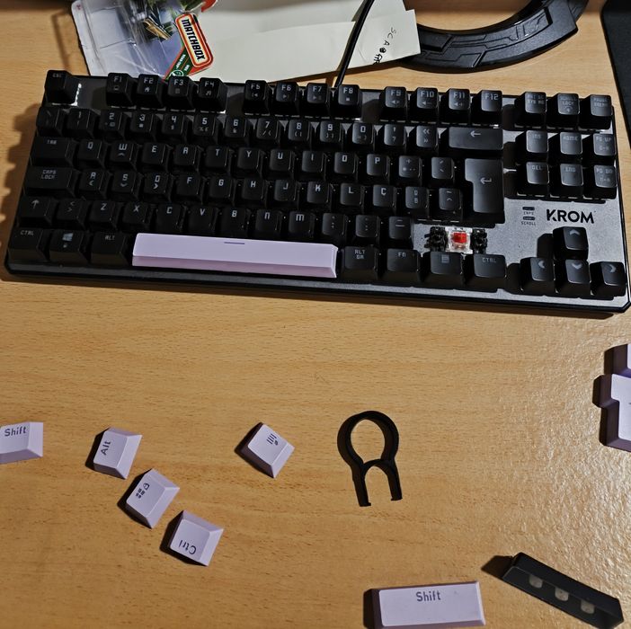 Teclado Mecânico da Krom + Keycaps e Tapetes