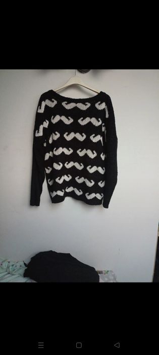Fajny Sweter w wąsy