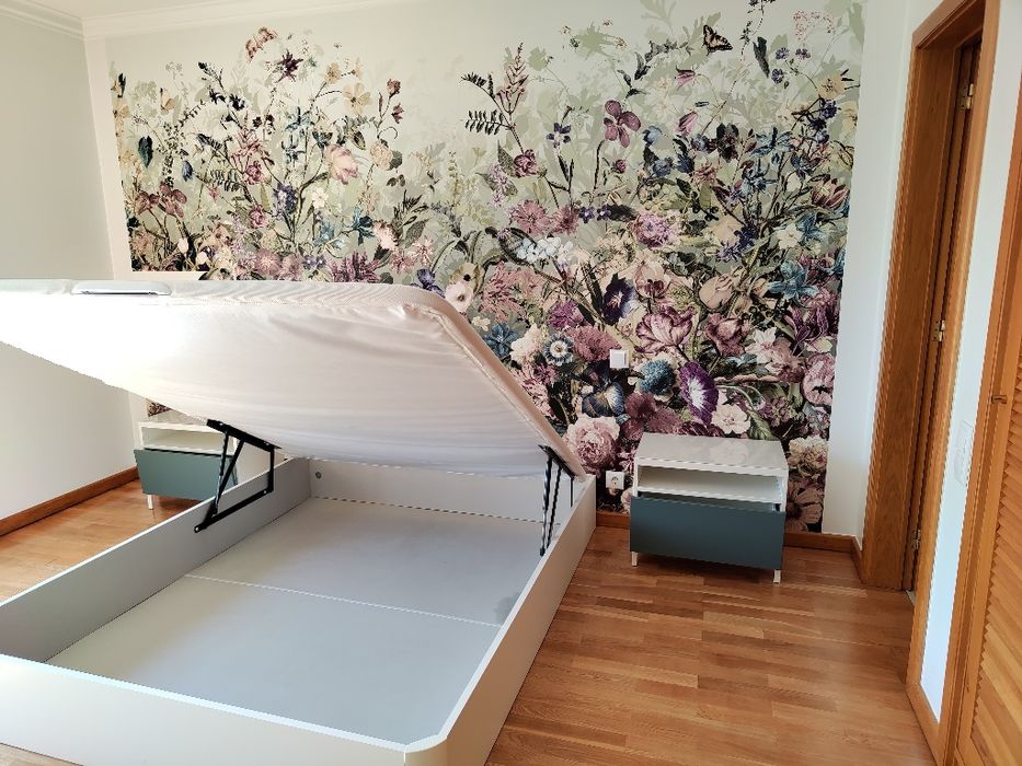 1 cama casal e 2 mesinhas de cabeceira