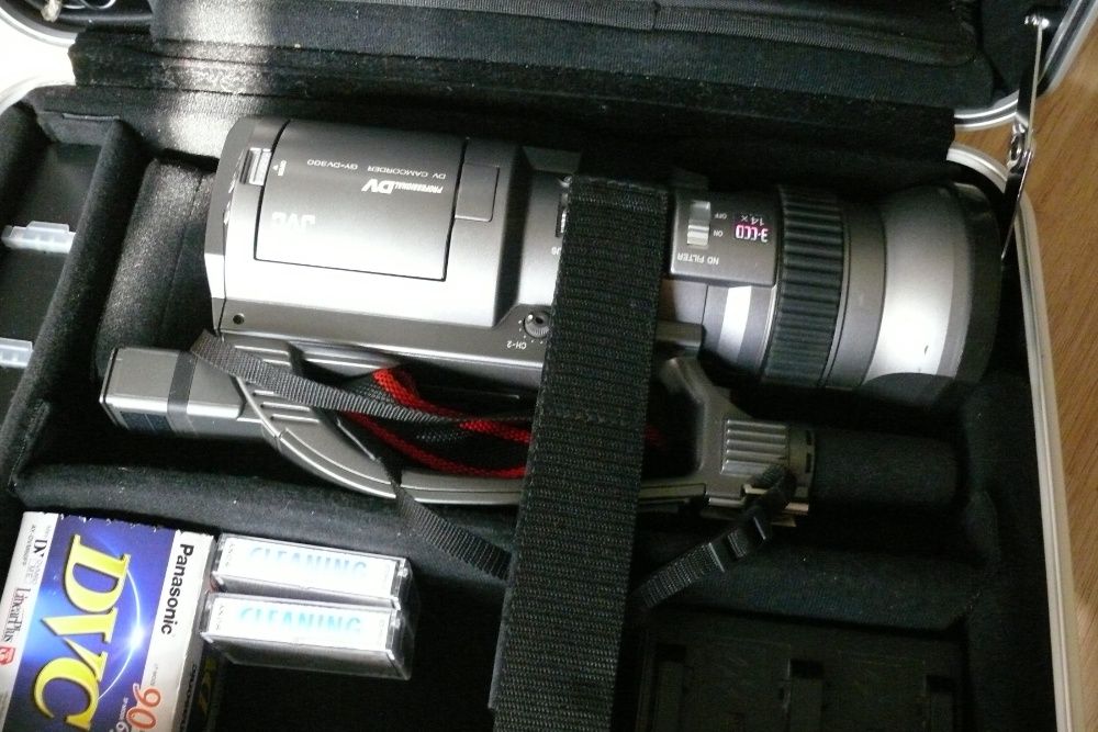 Видеокамера/камкодер JVC JY - DV 300