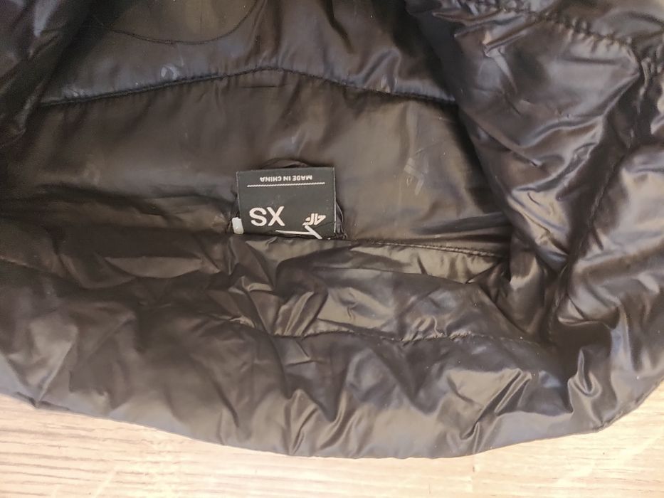 Czarna kurtka 4F ocieplana XS