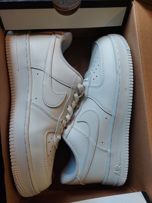 Sprzedam buty Nike widoczne na zdjęciu