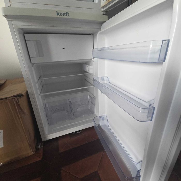 Mini Frigorífico Kunft com Congelador (109L Total) - Excelente Estado