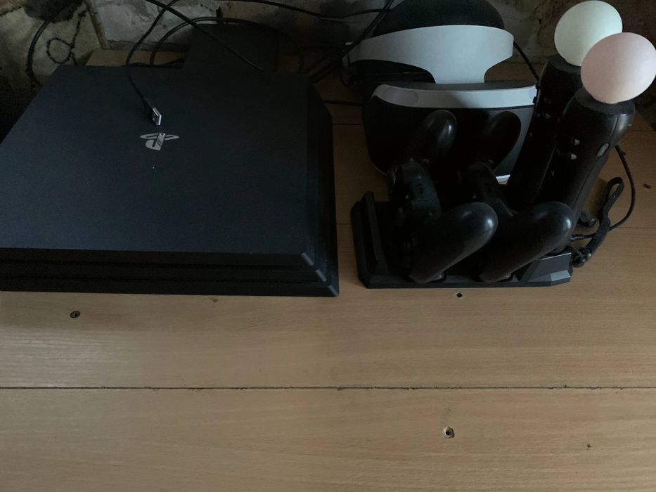 PlayStation 4 Pro в отличном состоянии.
