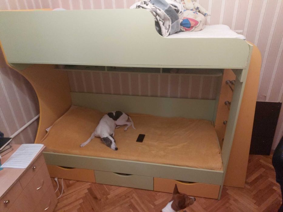 Двоповерхове дитяче ліжко