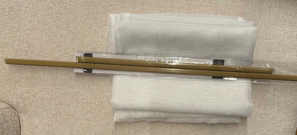 Conjunto 2 cortinas brancas translúcidas + 2 varões extensíveis bronze