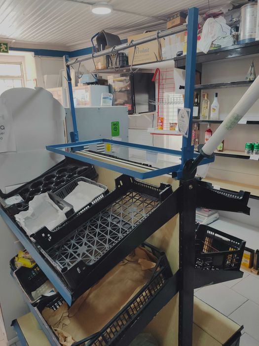 Expositor de frutas e legumes de ferro e madeira