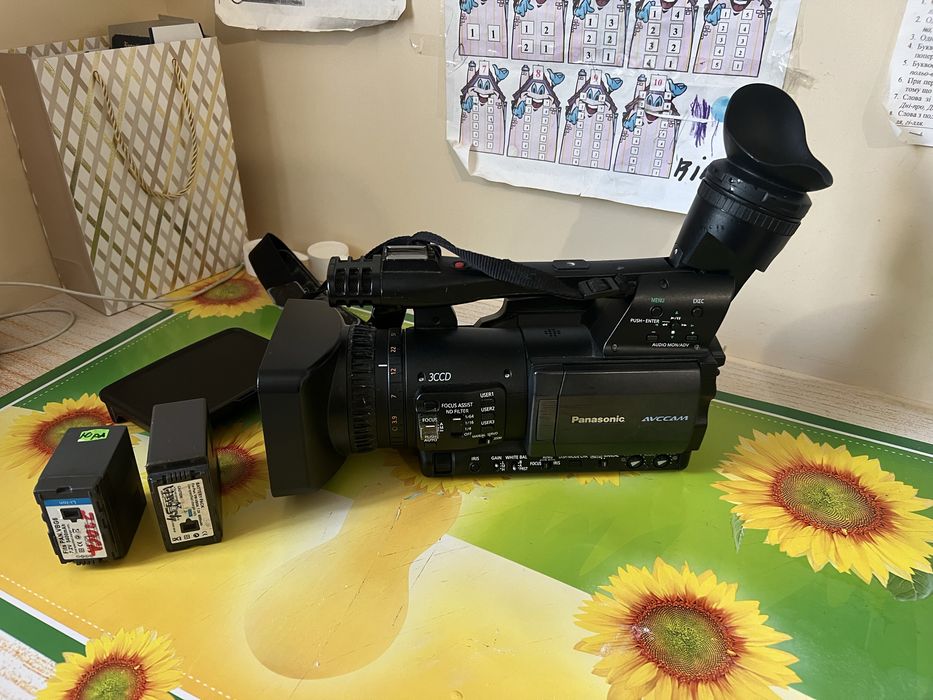 Відеокамера Panasonic AG-HMC154ER б/у 1400h 4 карти памʼяті до неї