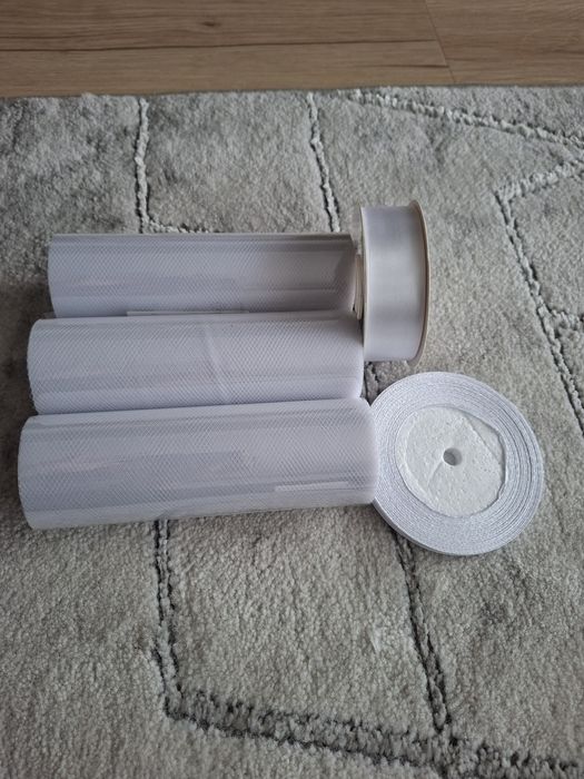 Białe tiule i satynowe wstążki.