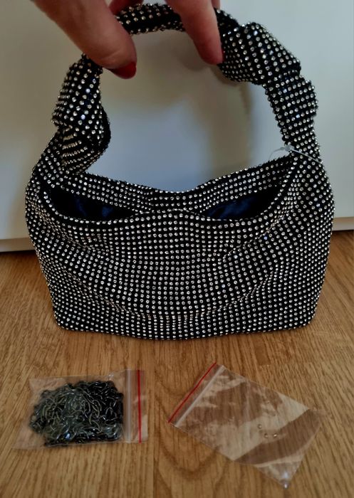 Mala/pochete de fundo preto e cheia de brilhantes. Forrada. Com alças
