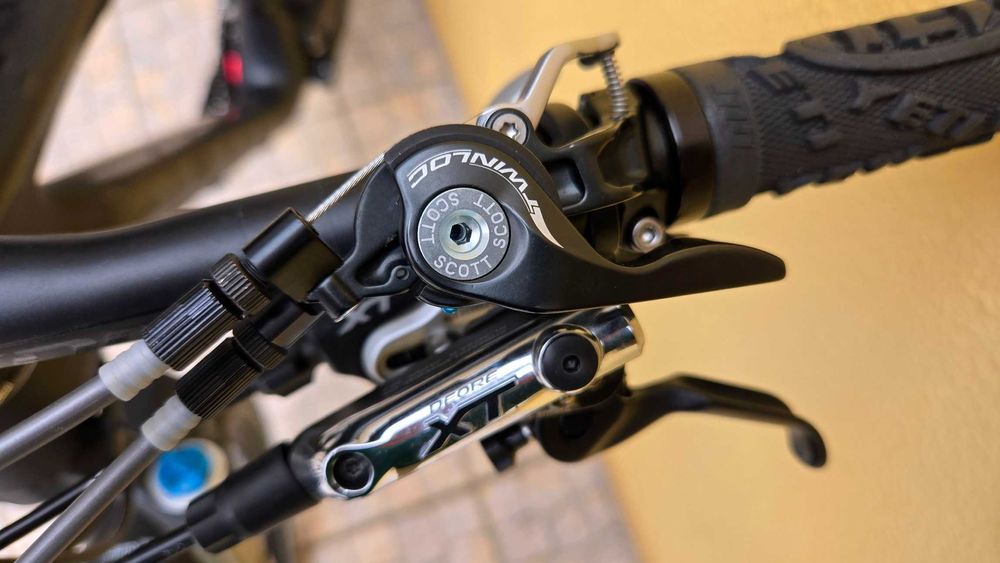 SCOTT Genius 710 com quadro em carbono