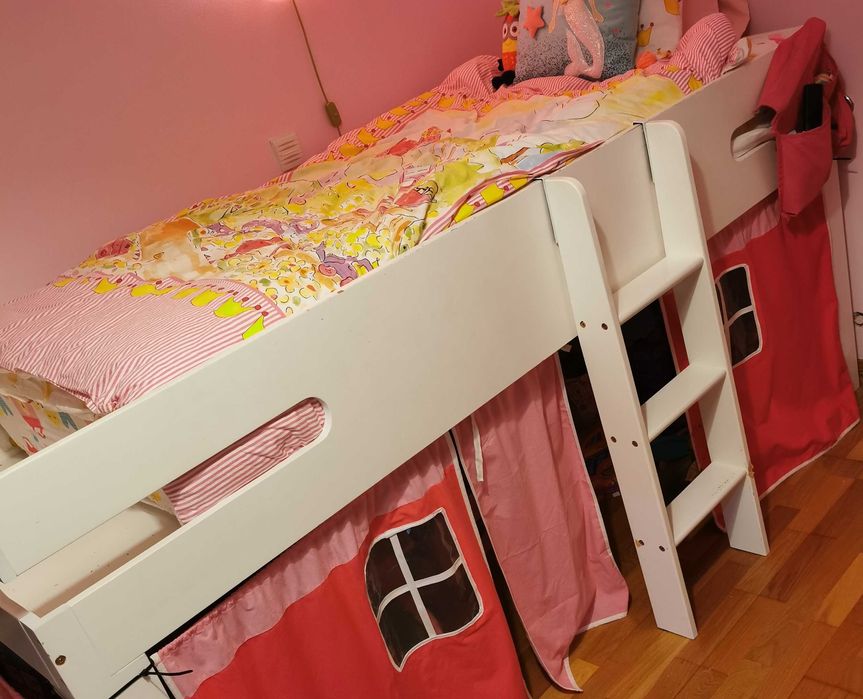 Cama alta com secretária