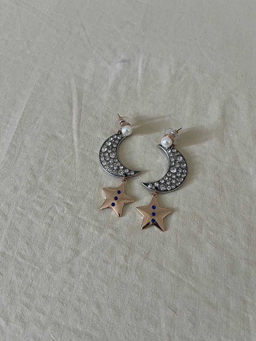 Brincos lua com strass e estrela dourada, com pérola