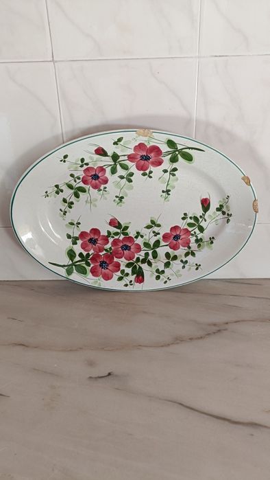 Travessa centenária, de loiça de Sacavém.