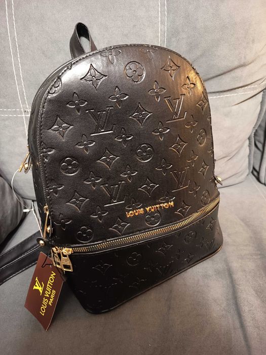 Czarny plecak z napisem Louis Vuitton  – stylowy i praktyczny