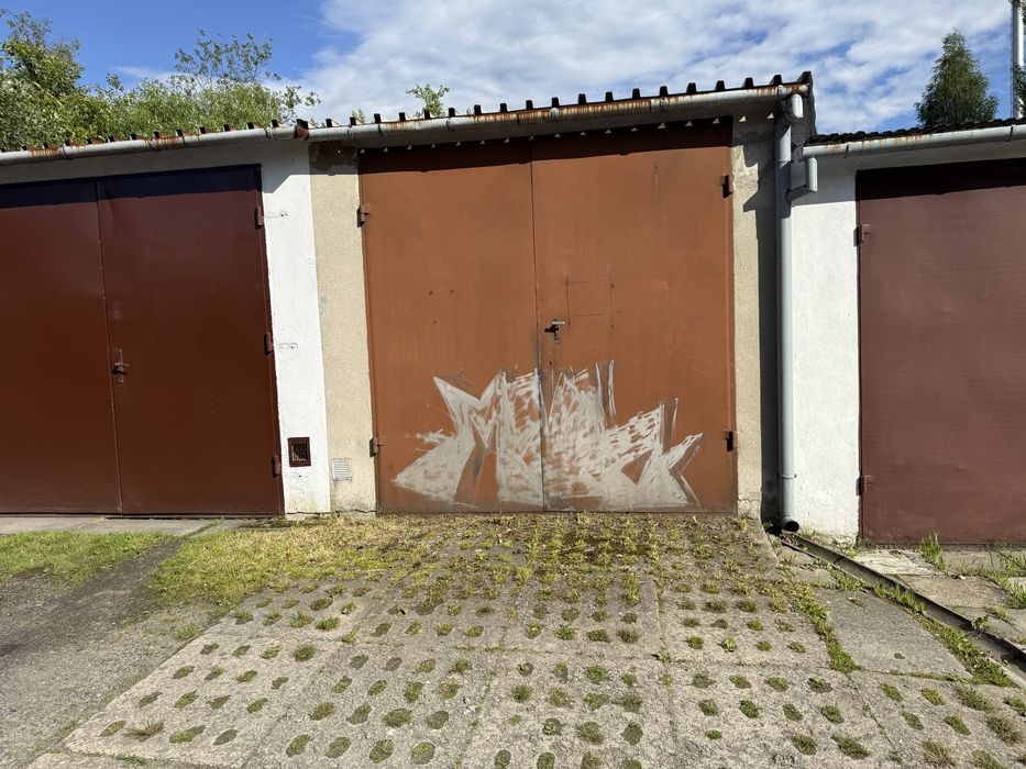 Garaż murowany w zabudowie szeregowej