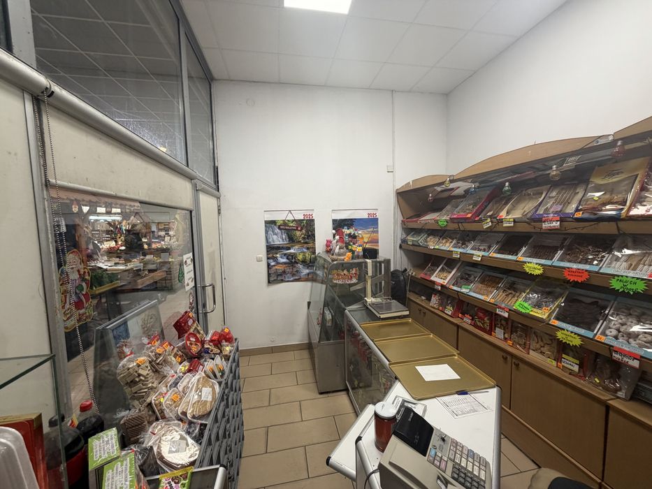 Sprzedam  lub wynajme lokal handlowo-uslugowy w centrum handlowym Szembeka