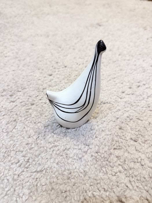 Biało czarna porcelanowa figurka kura kurka Wałbrzych