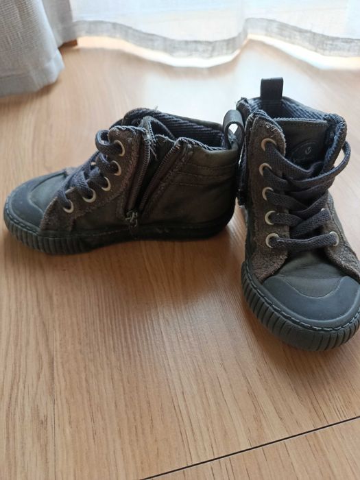 Botas  menino número 25