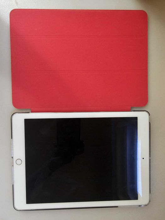 iPad Air 2 prateado com capa