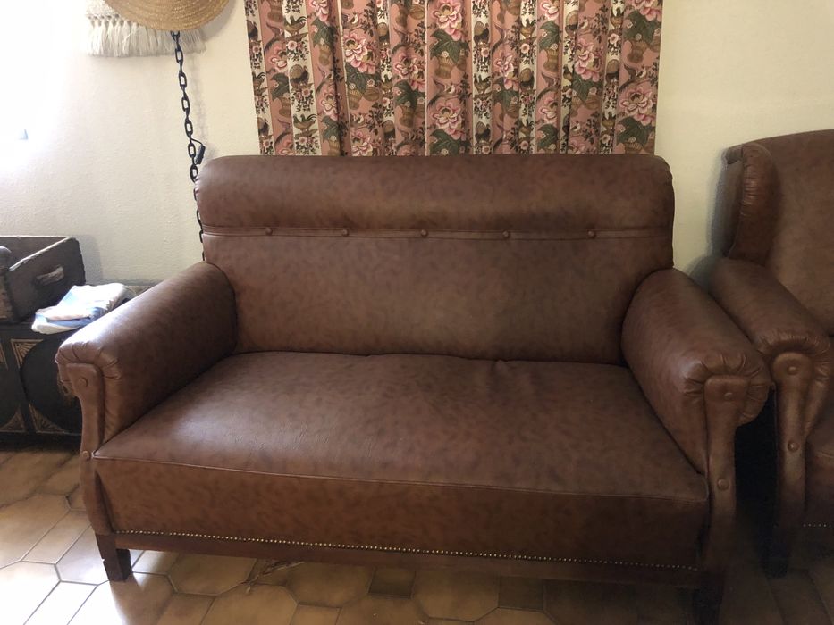 3 sofás castanhos