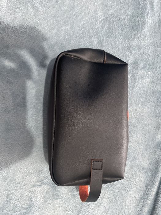 Bolsa preta com detalhe laranja