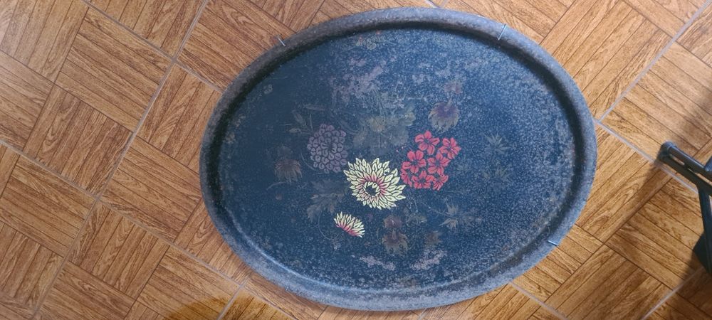 Bandeja antiga pintada à mão.