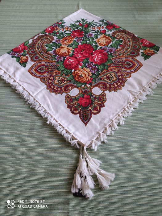 Piękna Chusta w kwiaty duża 100 cm.Do stroju GÓRALSKIEGO.