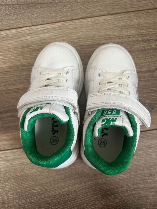 Дитячі кросівки.