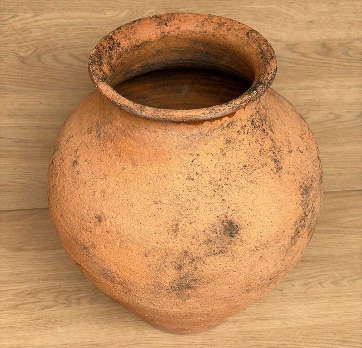 Pote centenario, em cerâmica de terracota,  com furo lateral